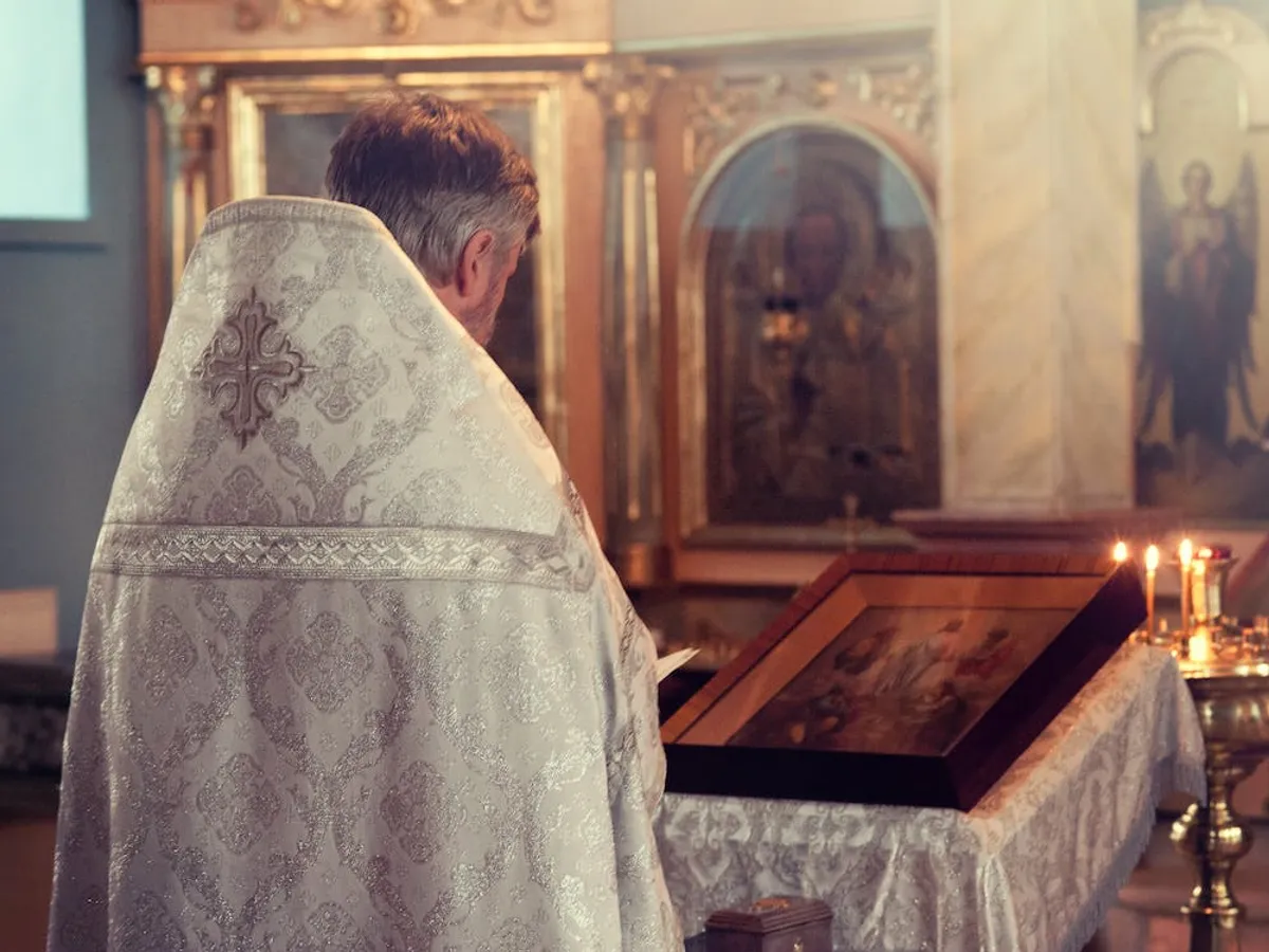 Preot în timpul slujbei Imagine cu rol ilustrativ Foto: Pexels.com