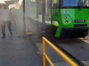 În București, circulă trei tramvaie „reșapate” de STB. În prima zi de lucru, dintr-unul a ieșit fum. / Foto: romaniatv.net