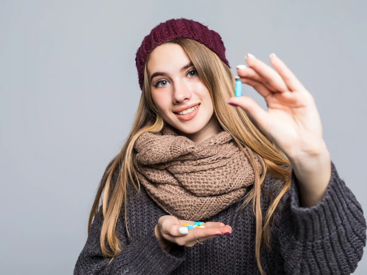 Fată cu pastilă Foto: Freepik (imagine cu rol ilustrativ)