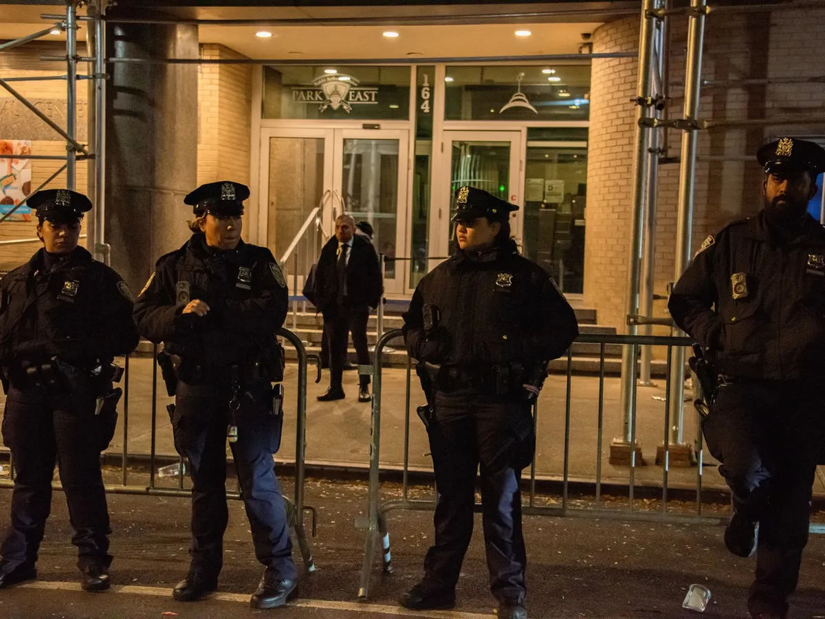 Polițiști americani în fața Park East Synagogue din Manhattan Foto: profimediaimages.ro
