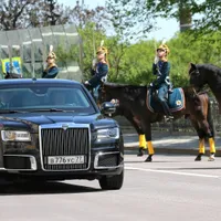Kortezh seamănă cu un Rolls Royce Phantom împerecheat cu un Mercedes S-Klasse, la nivelul blocurilor optice spate