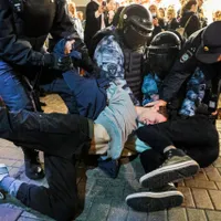 Rușii care au protestat împotriva mobilizării, bătuți cu bestialitate de polițiști și arestați - FOTO: Twitter/@francis_scarr
