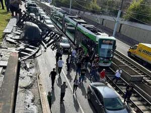 O mașină s-a răsturnat în pasajul Lujerului din București. Cum a ajuns acolo? Foto:  Info Trafic Bucuresti si Ilfov (Răzvan Mihai)