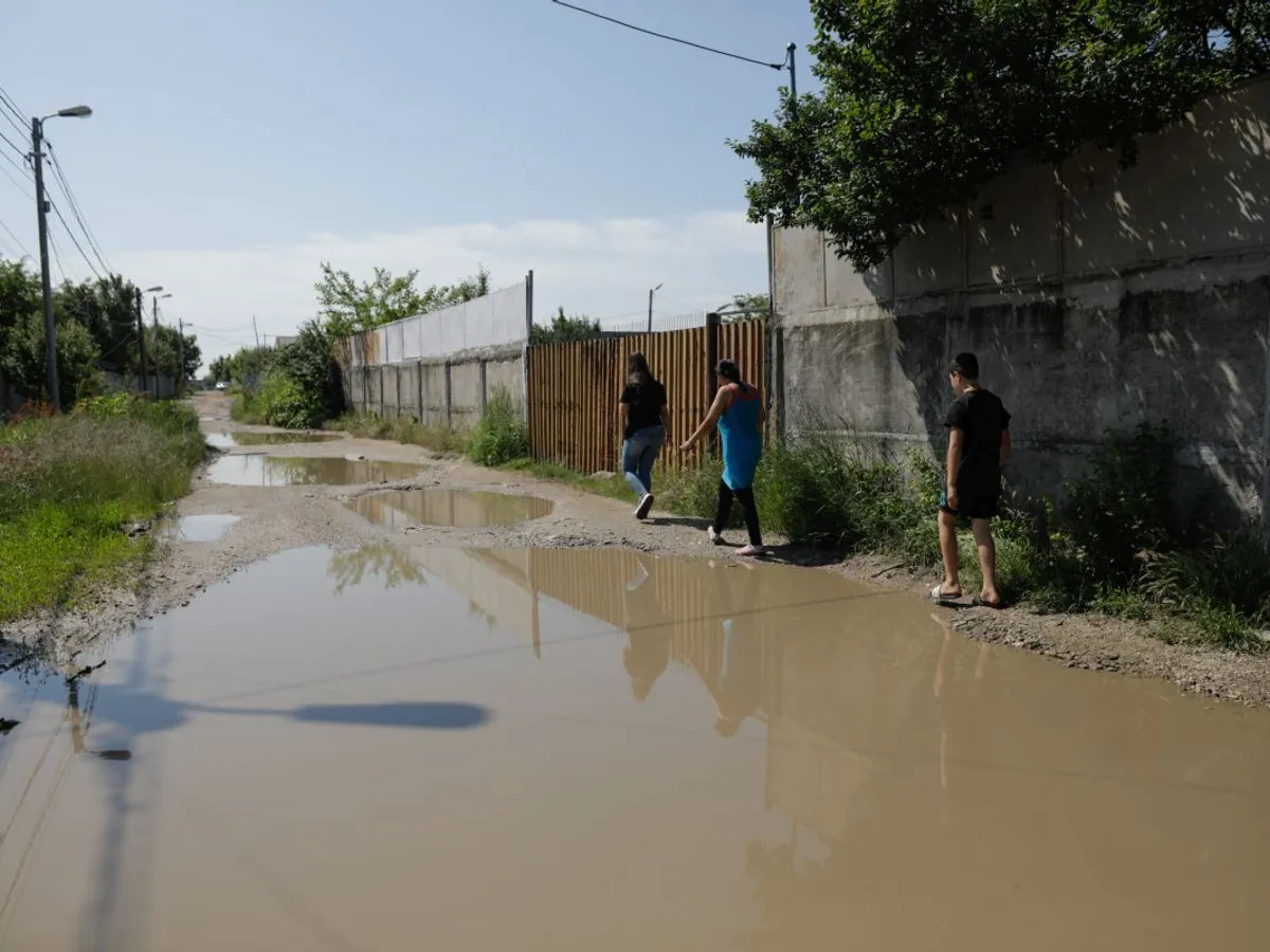 8 iunie 2021. Gropi pe strada Drăganului, undeva între Bucureşti, Sector 5, şi oraşul Bragadiru - Foto: INQUAM PHOTOS/George Călin