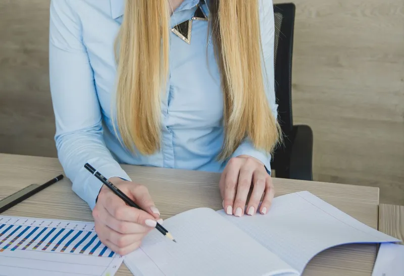 T&acirc;nără blondă lucr&acirc;nd la birou - Foto: Freepik/CC0