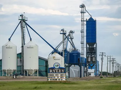 Containere de îngrășăminte multifuncționale, la un siloz de cereale din Ryley, Alberta, Canada - Foto: Profimedia Images