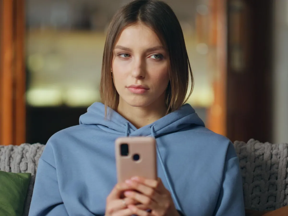 Femeie pe telefon - Foto: Freepik