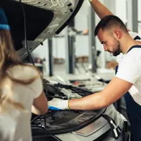 Polițiștii au descins într-un service auto. Ce făcea un mecanic? I-au făcut dosar penal - Foto: Freepik.com (rol ilustrativ)