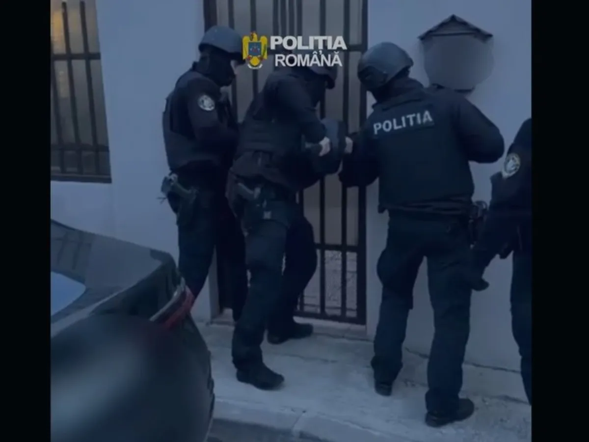 Percheziții masive în România! Rețea acuzată că umfla prețurile la măști și dezinfectanți de 10 ori