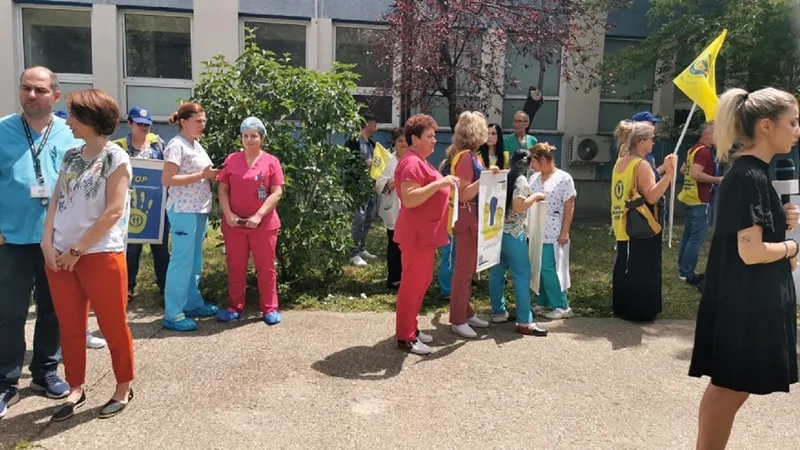 Medicul care cere salarii mai mari în spitale câștigă 3.000€/lună - Foto: news.ro
