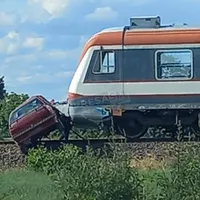Cum a fost târâtă zeci de metri o mașină lovită în plin de un tren în Satu Mare Foto: presasm.ro