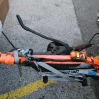 Un șofer român de autocar, prins de poliție cu remorca legată cu „sfoară”. Amenda, mii de € - Foto: traficmedia.ro