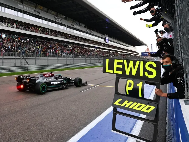 Lewis a intrat în istorie cu a 100-a victorie. / Foto: Mercedes-AMG Petronas Formula One Team, Facebook