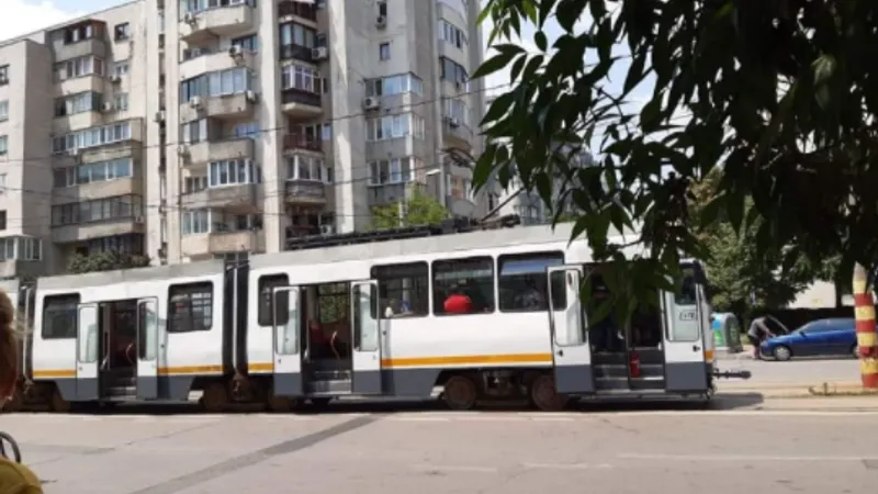 O șină a intrat prin podeaua unui tramvai din București și a rănit un călător. Foto Club Feroviar