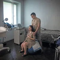 Un cuplu la un centru de maternitate din Ucraina