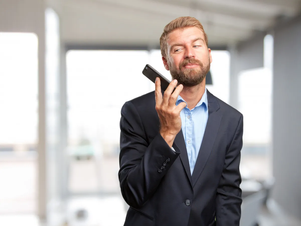 Angajat vorbește la telefon - Foto: Freepik (rol ilustrativ)