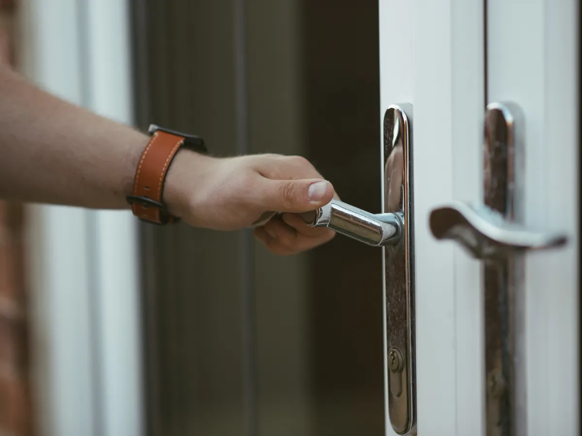 În seara asta, înainte să te duci la culcare, închide ușa acestei camere. Există un motiv important