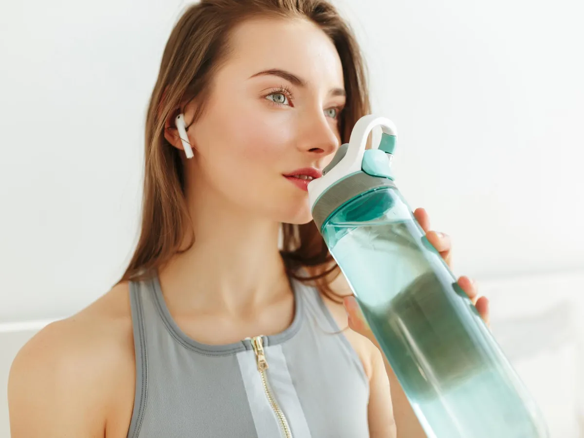 Apă gratuită pentru pasageri. Primele 10 stații de hidratare, instalate în aeroporturile din București - Foto: Freepik (Imagine cu rol ilustrativ)