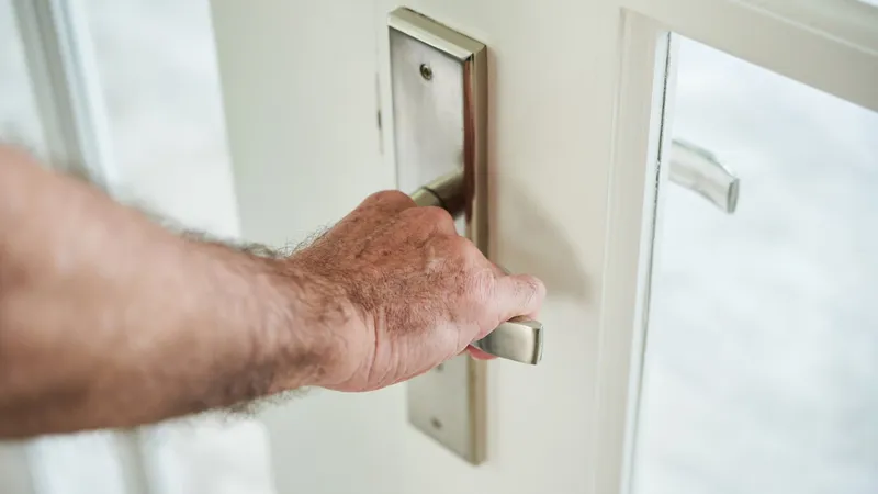 Escrocheria ”Ziua cafelei” îi lasă pe pensionari fără pensie. ”I-a cerut o semnătură și 100 de lei” - Foto: Freepik (rol ilustrativ)