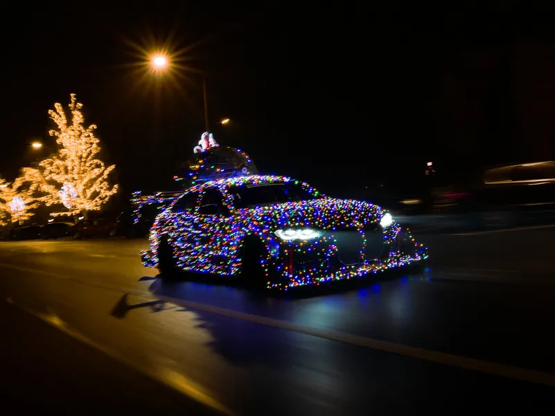 Primul BMW i4 de curse, dezvoltat 100% în România, transformat în sania lui Moș Crăciun - Foto: Flavius Croitoru