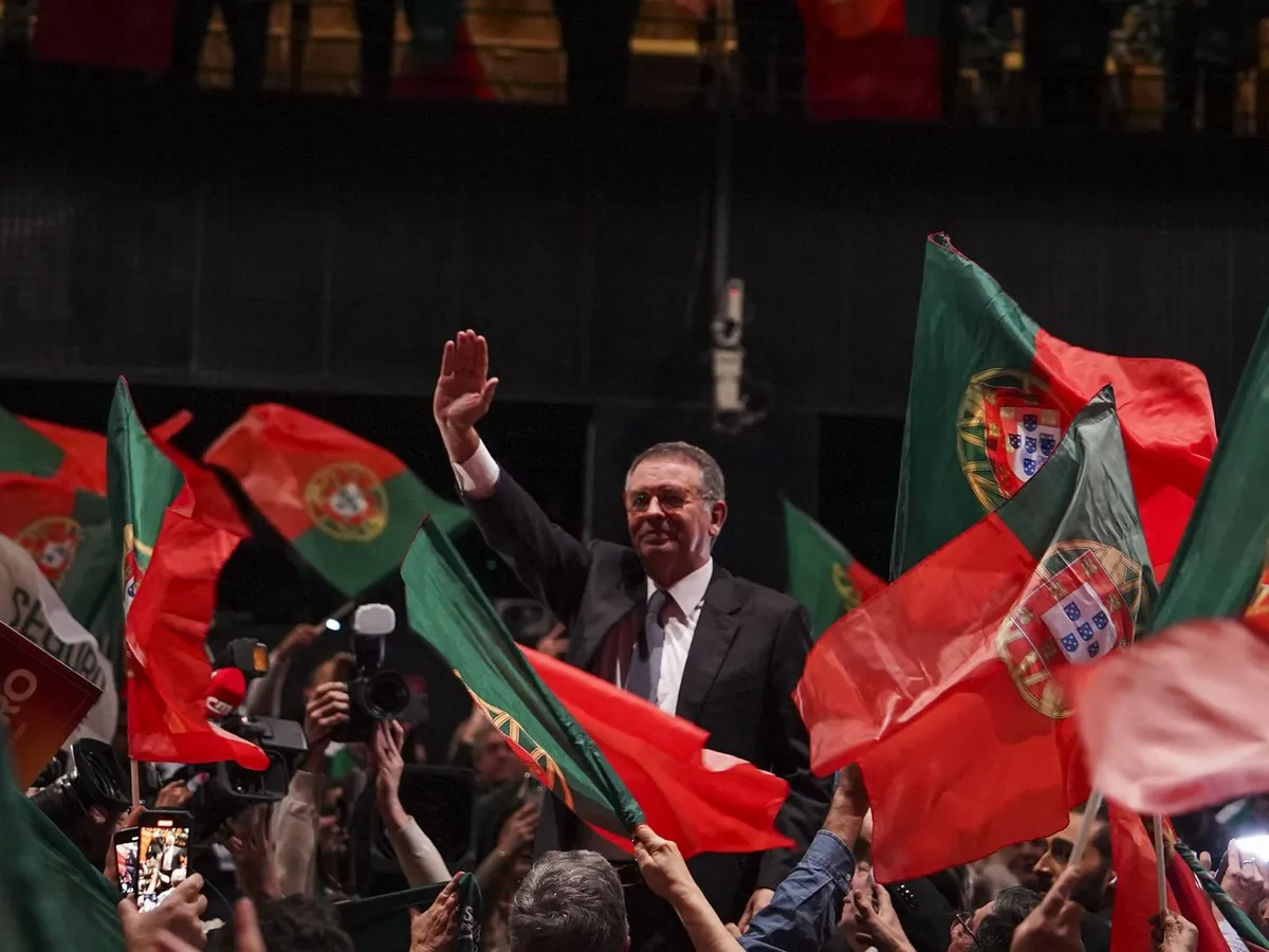 Antonio Seguro l-a zdrobit pe „George Simion de Portugalia”. Președinte, cu 66%. Nicușor Dan l-a felicitat