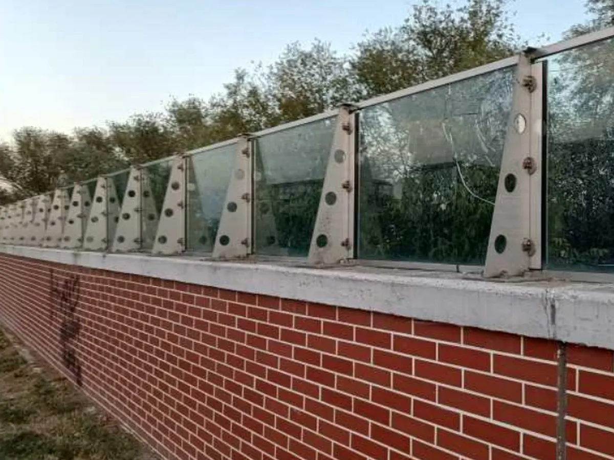 Parapetul din sticlă al unui dig de 2.000.000 € a fost distrus cu pietre - Foto: Agerpres