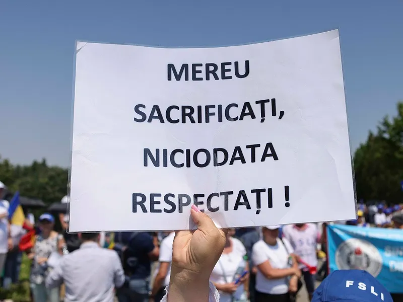 Proteste masive în ziua în care guvernul își asumă creșterea taxelor - Foto: Inquam Photos/ Octav Ganea