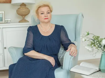 Pensionară la pensie în Living - Foto: Freepik