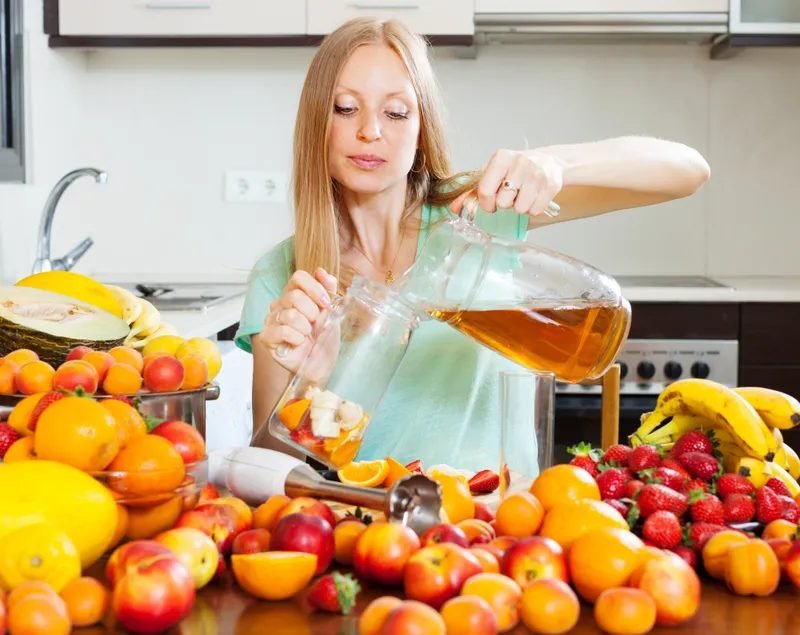 Femeie care face suc de fructe - Foto: Freepik (imgine cu rol ilustrativ)