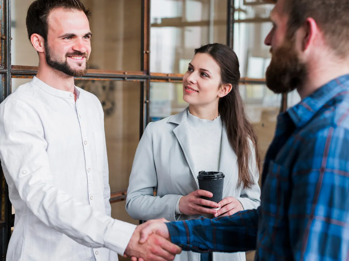 Persoane care fac cunoștință - Foto: Freepik (Imagine cu rol ilustrativ)