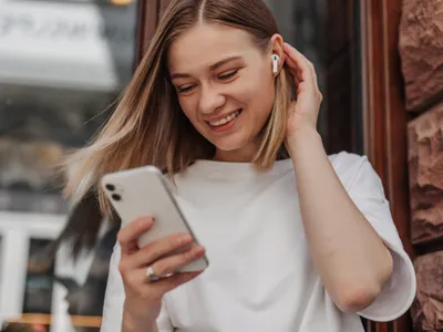 O femeie citește mesaje pe telefonul mobil - Foto: Magnific (rol ilustrativ)