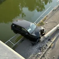 Un copil de 13 ani a furat mașina familiei cu un prieten de 12 ani. S-au înfipt într-un stâlp - Foto: Facebook/Info Trafic