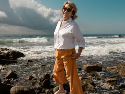 Pensionară îmbrăcată lejer la mare - Foto: Magnific.com (Imagine cu rol ilustrativ)