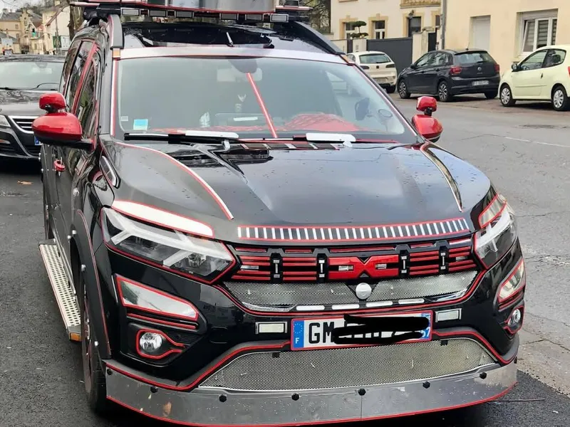 „Tuning”: Cum a transformat un șofer din Franța o Dacia Jogger în „culmea kitsch”-ului - Foto: Facebook/Dacia Duster Trails & Technical