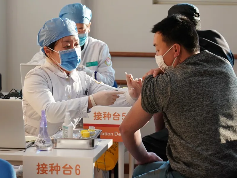 Numai la Beijing peste 73.000 de persoane au primit deja prima doză de vaccin de vineri până duminică/FOTO: xinhuanet.com