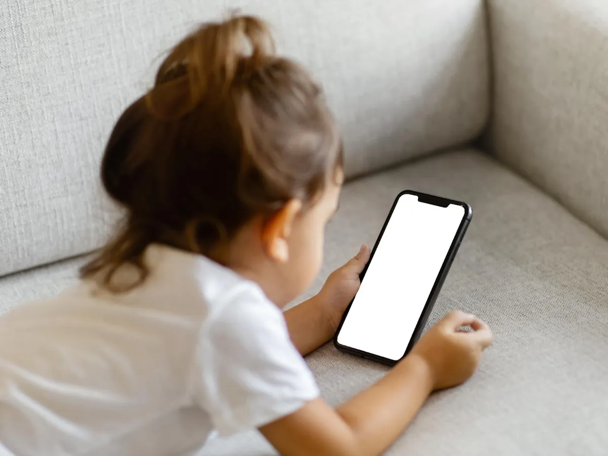 Copil la mobil - Foto: Freepik