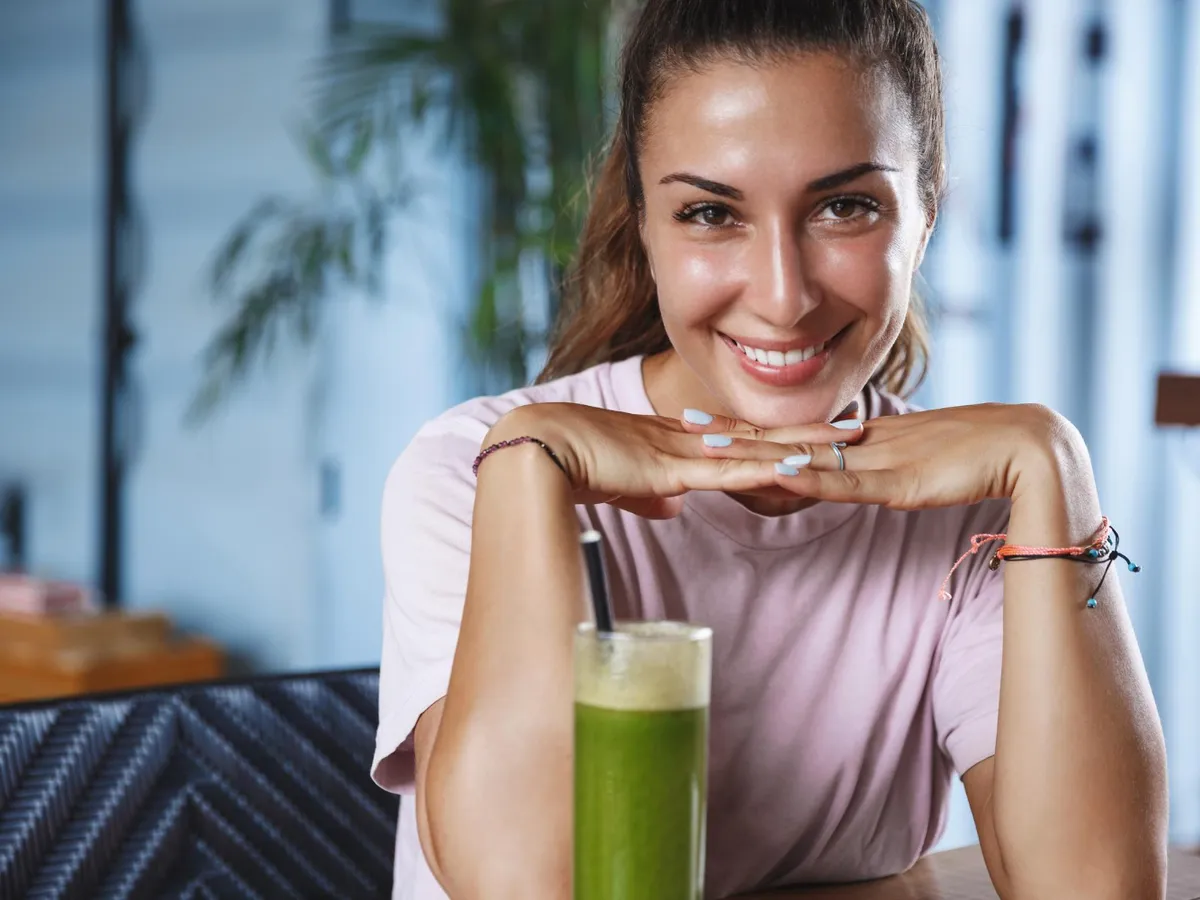 Cum să-ți refaci tranzitul intestinal după mesele de sărbători? Băutura verde care reface digestia instant