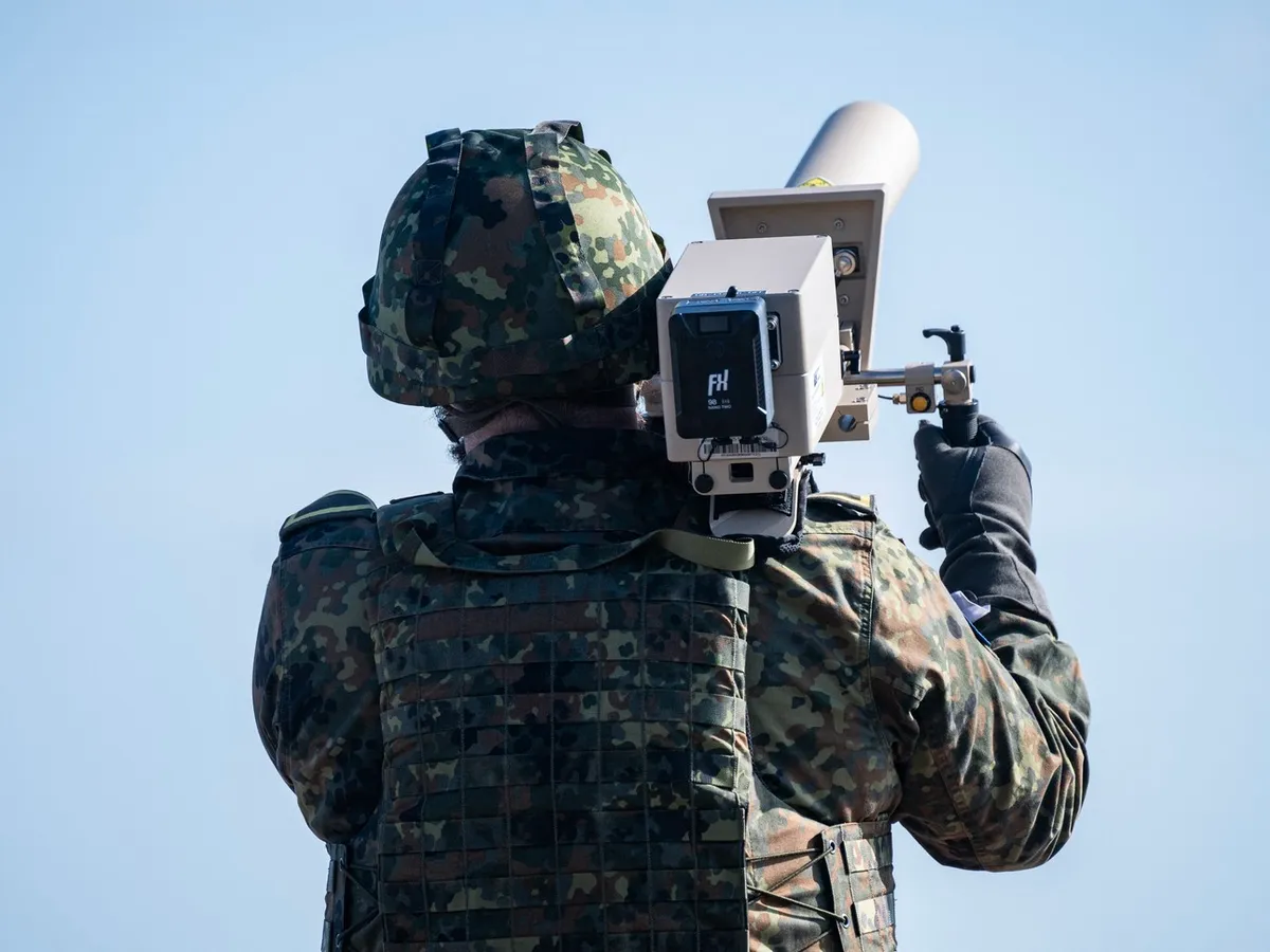 Pușcă antidronă - Foto: Profimedia Images