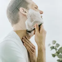 Planta din curte care îți calmează pielea și te scapă de iritații după bărbierit. Nu te costă nimic  - Foto: Profimedia Images / (imagine cu rol ilustrativ)