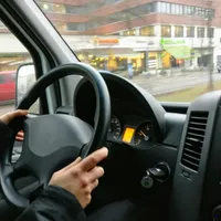 Românii cu permis auto pot câștiga salarii de 3000 de euro pe lună. Îți trebuie doar un curs Foto: Pexels (fotografie cu caracter ilustrativ)