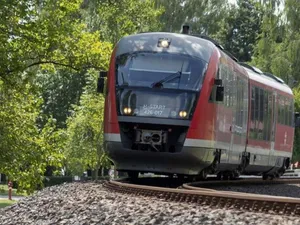 3.500.000.000 lei, pentru 110 km de linie ferată pe care trenurile merg de 2 ori mai încet ca în UE - Foto: Facebook/CFR Infrastructura - Rol ilustrativ