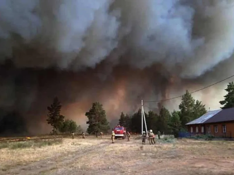 Incendiile masive din Siberia pun în pericol populația. Fumul a ajuns până în Kazahstan. / Foto: theguardian.com