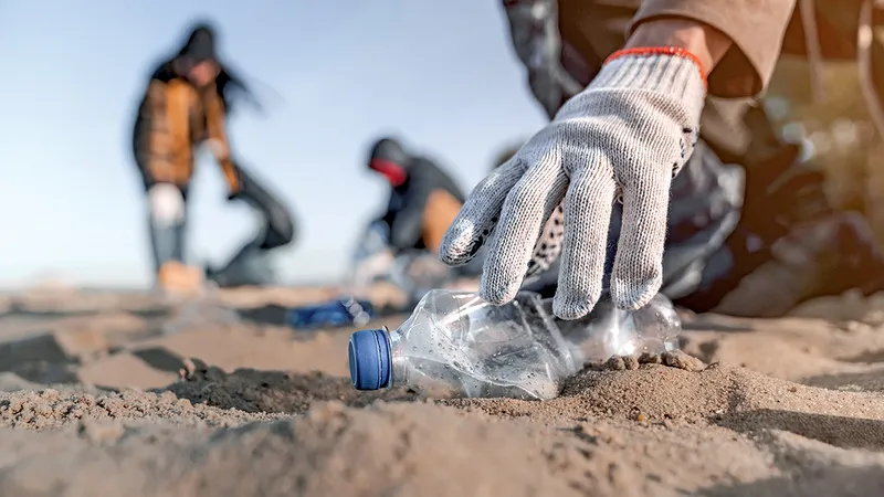 EFORT DE ECHIPĂ Plasticul este colectat de pe o plajă. „Problema globală“ necesită o „soluție globală“, spune Douglas McCauley