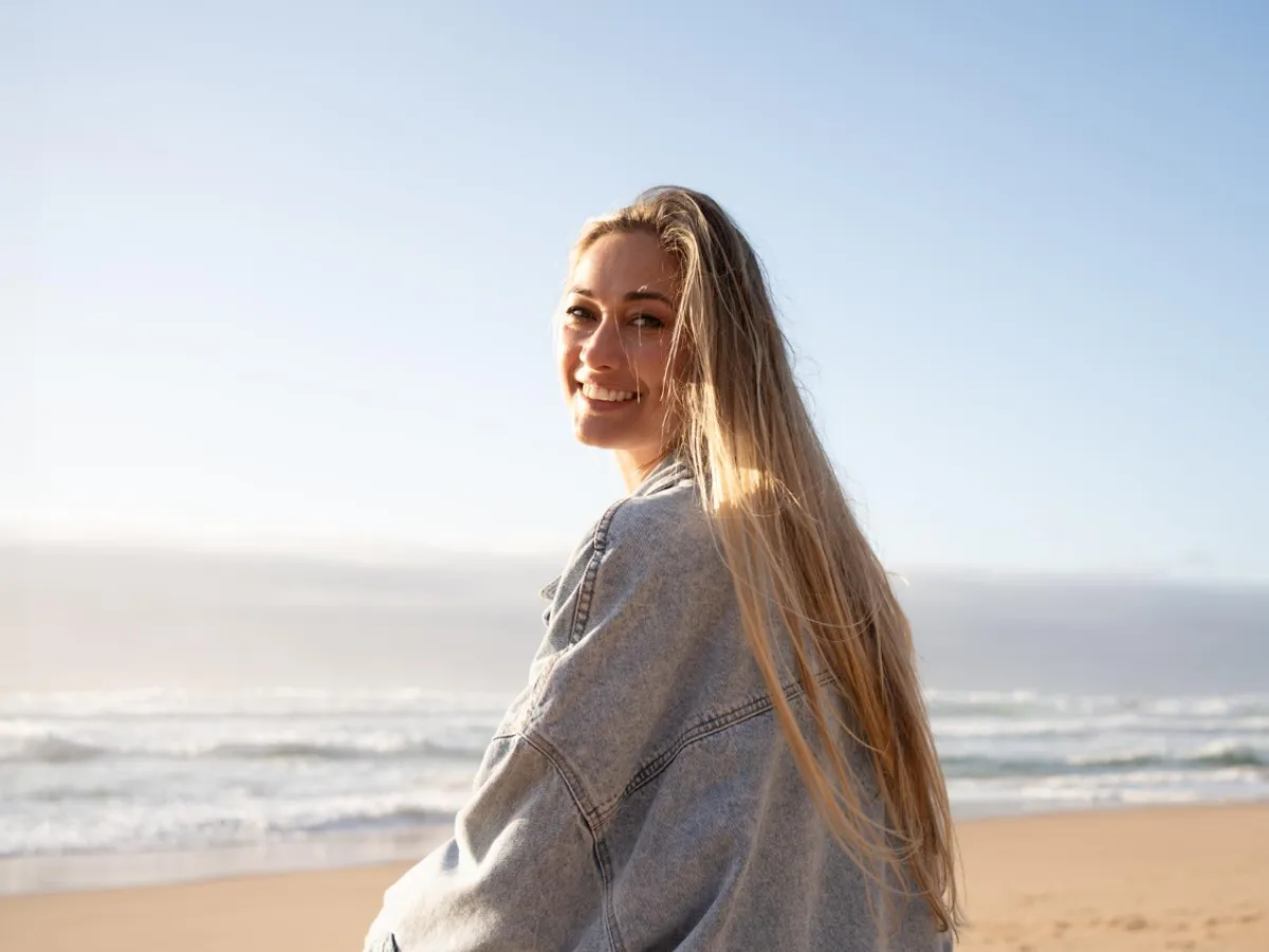 Femeie la mare - Foto: Freepik