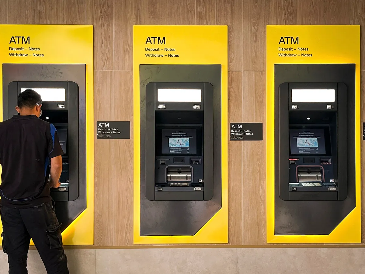Când ne vom putea lua bani din bancomat cu telefonul sau ceasul inteligent. De ce este mai sigur - Foto: Profimedia images - Caracter ilustrativ