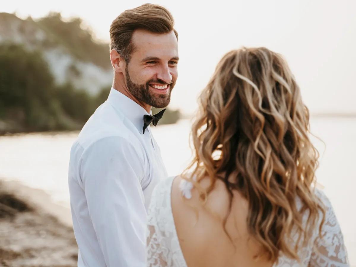 Bărbat în cămașă - Foto: Freepik