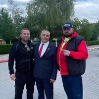 Primarul Morega Cosmin flancat de doi băieți bine făcuți din localitate. Sursă foto: Facebook