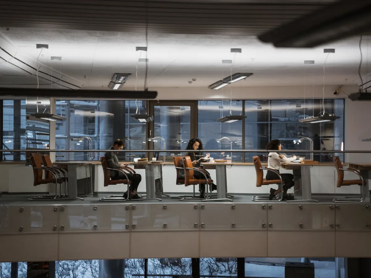 Câte zile pe săptămână se așteaptă companiile să vină angajații la birou