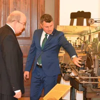 Ambasadorul Marii Britanii (stânga), alături de Octavian Schen (dreapta) la Monetăria Statului / FB