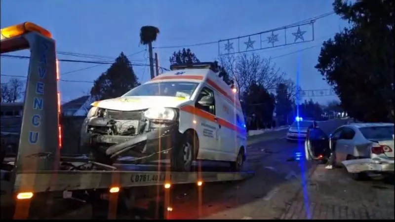 O ambulanță care transporta un pacient grav a fost implicată într-un accident rutier în Botoșani Foto: Antena3